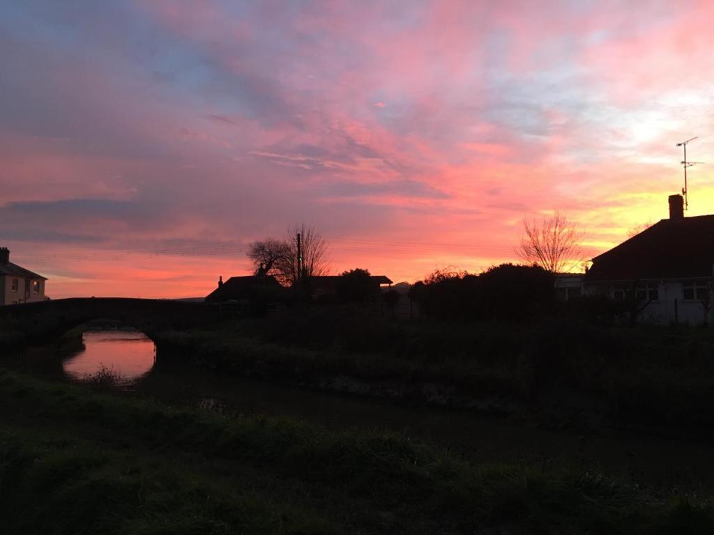 Delightful Cottage On The River Adur Close To Brighton & The Downs No Dogs Sorry Upper Beeding Exteriér fotografie